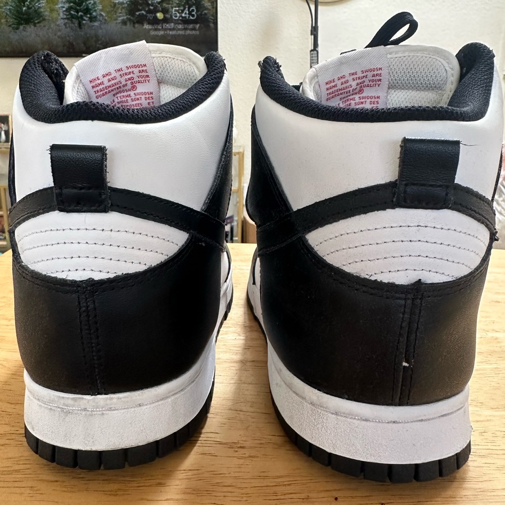 Nike Womens Black and White Sneakers - Picture 2 of 8